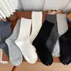 Calcetines Blancos y Grises para Mujer, Calcetines de Media Pantorrilla, Calcetines Largos de Algodón Puro para Primavera y Otoño, Calcetines Holgados de Estilo Japonés con Rayas Verticales de Canalé, Combinados con Zapatos Pequeños de Cuero, Modernos