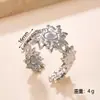 Joyería de Acero de Titanio de Moda Diseño Versátil Anillo de Flor Prensada en Aceite Resistente al Color Lujo Ligero Sensación de Alta Gama Anillo Abierto Ajustable