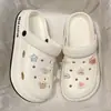 Sapatos de Furo Verão Feminino Roupa Exterior 2024 Novo Estilo Sandálias EVA de Sola Grossa Antiderrapante Desodorante Chinelos de Praia para Mulheres