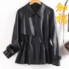 Jaqueta de couro feminina Haining, comprimento médio, gola alta, cadarço na cintura, novo estilo outono e inverno, elegante casaco de pele de carneiro