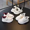Nuevos Zapatos de Cuero con Paneles para Niños Primavera 2026 Zapatos Deportivos para Niños Estilo Coreano Suela Suave Zapatos Blancos para Niñas de 1 a 6 Años