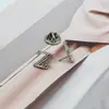 Broche de Metal Minimalista Letra Z de Luxo Leve com Acabamento de Alto Padrão para Ternos de Negócios, Casacos, Pins de Lapela, Insígnias e Broches