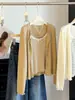 Conjunto de Dos Piezas para Mujer: Camisola Rayada de Encaje + Cárdigan de Punto con Volantes, Diseño de Principios de Otoño, Top Adelgazante
