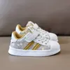 Tênis infantis estilo alemão, modelos de primavera e outono, sapatos de biqueira em concha com sola macia para meninos e meninas, tênis para bebês aprenderem a andar, tênis esportivos brancos para crianças pequenas