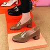 Zapatos de tacón medio para mujer más vendidos 2026 Otoño Nuevo estilo Punta cuadrada Charol Brillante Slip-on Para mediana edad Tacón grueso Corte profundo Zapatos de una sola pieza Mujer