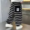 Pantalones de Chándal Rayados con Etiqueta para Niños 2026 Otoño Nuevo Estilo Coreano Fresco Bebé Celebridad de Internet de Moda Casual Pantalones Largos