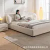 Cama de dormitorio estilo crema abrazando tela de algodón y lino cama dormitorio principal cama de boda cama tapizada suave cama con respaldo suave doble cama grande