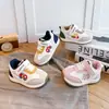 Zapatillas Versátiles de Dibujos Animados para Niños 2026 Otoño/Invierno Nuevo Modelo Zapatos de Entrenamiento Alemanes para Niñas Zapatos Casuales de Coche para Niños Pequeños
