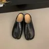 Zapatos de estilo coreano de nicho con separación de dedos tipo pezuña de cerdo para mujer, nuevos de verano 2026, versátiles, sin cordones, de punta cerrada, pantuflas perezosas