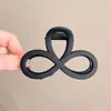 Pinza para el cabello de tamaño mediano de lunares blancos y negros estilo francés, diseñada para la parte trasera de la cabeza, un accesorio para el cabello nuevo y elegante con un aspecto sofisticado y con estilo