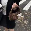Bolso Bandolera de Moda con Estampado de Leopardo para Mujer 2026 Nuevo Bolso de Mano Estilo Retro Textura de Gamuza Elegante Bolso de Hombro Único para el Trabajo