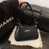 Bolsa de Ombro Feminina com Textura Retrô de Nicho Nova Tendência 2026 Moda Versátil Simples de Ombro Único Transversal Bolsa Sela