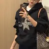 Sudadera con capucha y estampado de letras estilo americano para mujer en otoño e invierno, forrada de forro polar, cálida y versátil, top básico a la moda
