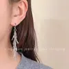 Pendientes largos de metal plateados con borlas exageradas, hebillas para las orejas, elegantes, de lujo, de alta gama, con diseño de nicho, combinables para mujer.