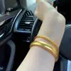 Tienda de oro con pulsera de patrón de hierba rizada de oro arena anillo liso de neumático para mujer regalo de boda joyería apilada para novia
