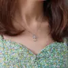 Colar Exquisito de Pingente de Cruz de Diamante Europeu e Americano em Aço Titânio Colar de Luxo Acessível Feminino Corrente de Clavícula de Nicho Corrente Versátil para Suéter