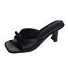 Pantuflas de tacón alto cuadradas de punta abierta con lazo estilo francés 2026 Verano Nuevo Estilo Sandalias de tacón grueso Zapatos de mujer suaves y elegantes