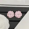 Nuevos Pendientes Chanel-Style Doble C Camelia Rosa con Logo, Aguja Plateada, Pendientes de Lujo de Alta Gama para Mujer 2025