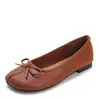 Zapatos planos de una sola suela con punta dividida de pezuña de cerdo no cansados para los pies cómodos antideslizantes de boca poco profunda para ir al trabajo con lazo Mary Jane para mujer 6612-8