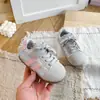 Zapatillas de entrenamiento alemanas de moda para niñas 2026 nuevos zapatos deportivos para otoño e invierno, zapatos casuales infantiles de princesa con lunares y puntera de concha