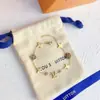 Pulsera de Lujo Ligero Marca V de 26 Luces, Artículo Popular de Venta Transfronteriza, Joyería Versátil Elegante de Moda para Mujer con Diseño Único
