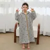 26 Novidade Outono/Inverno Roupão de Neve em Fleece para Crianças, Novo Roupão de Banho com Capuz para Pais e Filhos, Roupão de Banho Quente