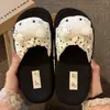 Chinelos de Bolinhas com Solado Grosso para Mulheres, Novo Estilo Verão 2026, Inspirados em Chanel, Adequados para Combinar com Vestidos, Sandálias Slide para Férias na Praia