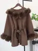Outono/Inverno 2026 Novo Casaco Cape de Lã Dupla Face Tricotado com Capuz, Patchwork, Cinto e Pele Sintética, Xale Suéter Elegante para Mulheres