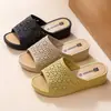 Pantuflas de tacón alto para mujer para verano, de suela gruesa, a la moda, antideslizantes, de suela blanda, adecuadas para uso en casa, zapatos de mamá, sandalias de cuña sociales