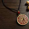 La maestra recomienda al por mayor colgantes de pareja estilo chino vintage y dijes pequeños, incluyendo amuletos de espíritu de montaña Tai Chi, monedas de cobre Bagua y llaveros