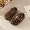 Sandálias Birkenstock estilo Ins com dedos separados, nova coleção primavera/outono 2026, sapatos de princesa com estampa de leopardo estilo coreano para meninas, sapatos pequenos de couro com sola macia, modernos
