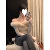 Estilo de chica caliente puro diseño de hombros descubiertos cuello de piel camisa de base bidireccional para mujer otoño e invierno ins sexy top de hombros descubiertos moda