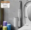 Conjunto de escova de vaso sanitário descartável para uso doméstico, com cabeças substituíveis, projetado para limpar vasos sanitários sem deixar manchas, e inclui uma ferramenta de limpeza montada na parede