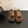 Chinelos Peludos Retro com Velcro Femininos 2026 Outono Inverno Solado Grosso Aumentador de Altura Roupa de Casa Exterior Antiderrapante Quente Chinelos de Pelúcia com Uma Tira