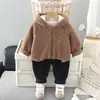 Moletom de Veludo Infantil Outono e Inverno Nova Roupa Infantil Meninos Jaqueta com Capuz Engrossada Conjunto Casual de Duas Peças de Inverno Venda por Atacado de Fábrica