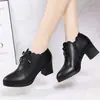 Zapatos de mujer con corte profundo y tacones gruesos, nuevo modelo de otoño 2026, zapatos de cuero suave para mujeres de mediana edad, zapatos de cuero de tacón medio para mujeres de mediana edad y mayores