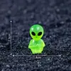 Novo produto transfronteiriço: Figuras de alienígenas que brilham no escuro, decorações de paisagismo de jardim DIY, enfeites para pendurar e figuras em miniatura para mesa
