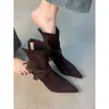 Botas femininas 2025 novo estilo, elegantes e versáteis, bico fino em camurça, fivela com tira cruzada, zíper traseiro, salto fino, botinhas