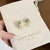 Los Magos de Oz Exquisitos Pendientes de Tachuela de Circonita Verde Oliva Súper Brillantes Estilo Francés Elegante de Alta Gama Pendientes de Piedra Verde Perla para Mujer