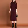 Vestido suéter de tricô solto de comprimento médio para outono e inverno feminino, adequado para usar em camadas sob um casaco