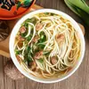 Macarrão com CarnePeso total 125g estilo copo lanche da madrugada para estudantes de dormitório macarrão instantâneo despeje e coma macarrão instantâneo conveniente fast food