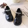 Sapatos de couro para meninas 2026 primavera e outono novos Mary Jane preto sola macia para meninas pequenas princesas sapatilhas brancas de estudante