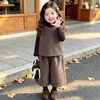 Conjunto de Outono Retrô para Meninas 2026 Novo Estilo Moda Infantil Bebê Elegante Colete de Lã Calça de Cintura Larga Conjunto de Três Peças