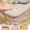 Falda de Cama Acolchada Estampada de Vellón de Leche Juego de Tres Piezas Cubierta Protectora de Colchón Más Terciopelo Cubierta de Esterilla Cálida de Invierno Antideslizante a Prueba de Suciedad