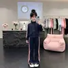 Elegantes atuendos de estilo coreano para niñas pequeñas: Ropa de otoño nueva, moderna y casual para niños, incluyendo conjuntos deportivos de otoño.