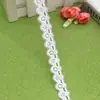 Encaje floral blanco pequeño soluble en agua, de 1.9 cm de ancho, con un diseño delicado y calado, hecho de seda de leche