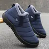 Zapatos de algodón forrados de polar para hombre en invierno, botines ligeros impermeables sin cordones, botas cortas cálidas para personas de mediana edad y mayores para uso en casa y al aire libre.