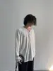 Camiseta de alta qualidade com botões, gola grande e mangas compridas para homens, estilo coreano moderno, corte solto, cor sólida, top de base com decote baixo