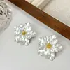 Pendientes de Camelia Estilo Francés Transfronterizos para Mujer, Adecuados para Viajes y Vacaciones, Pendientes Simples y Versátiles con un Acabado Metálico de Alta Gama