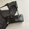 Bolso de Diseño de Nicho Coreano Retro de Gama Alta Versátil Cinturón con Remaches Gran Capacidad para Viajes Diarios Bolso de Hombro Único